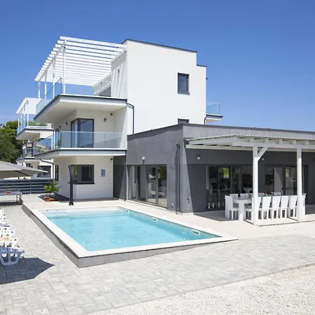 בית נופש Luna Mit Pool- Sauna- Whirlpool- Tennispla By Interhome