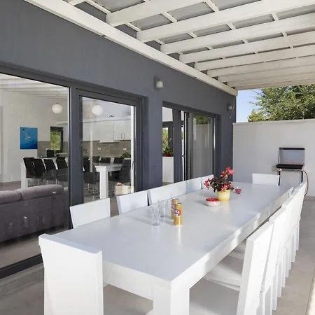Luna Mit Pool- Sauna- Whirlpool- Tennispla By Interhome בית נופש פומר