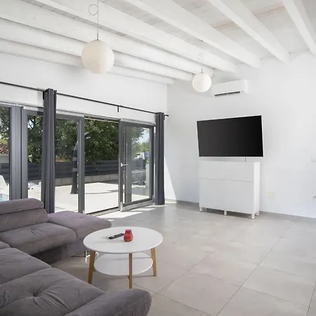 Luna Mit Pool- Sauna- Whirlpool- Tennispla By Interhome פומר