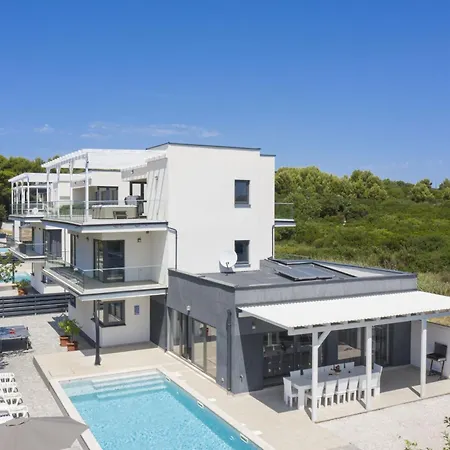 Luna Mit Pool- Sauna- Whirlpool- Tennispla By Interhome פומר